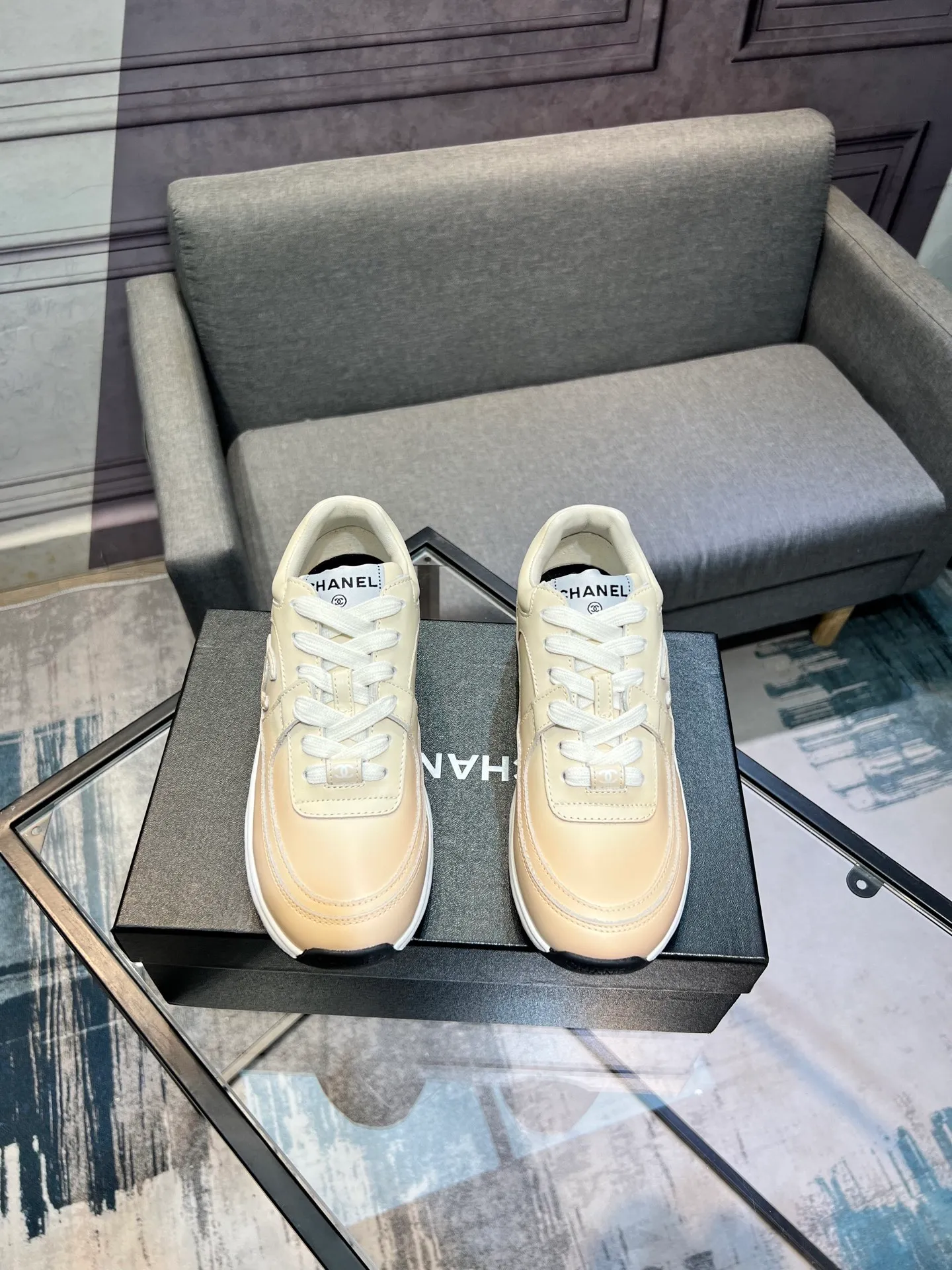 Men's men's shoes 💰660 Exclusive real shot (top version) CHANEL Chanel 2025ss color matching thick-soled casual sports shoes and sneakers. The counter is synchronized. The counter is very popular. A shoe that is very difficult to buy. The most popular thick-soled panda shoes on the Internet. It can be imagined that Xiaoxiang control can't miss it. It has both good looks and comfort. Simple and versatile white shoes. The thick sole increases the height and is super versatile. Close your eyes and wear it. Whoever wears it will look better. Upper: calfskin Lining: imported sheepskin lining Outsole: TPU original outsole Size: 35-44 (customized for women 41 and 40, and 45 for men)